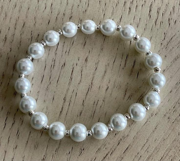 Elegant Pearl Bracelet - Classic & Timeless Accessory